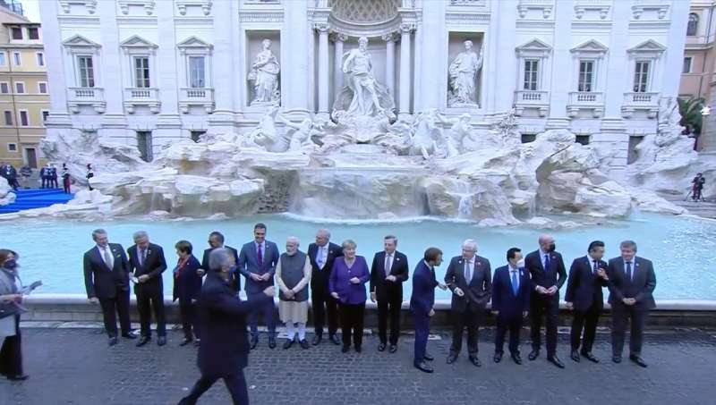 lancio della monetina nella fontana di trevi 1