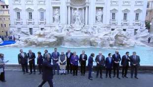 lancio della monetina nella fontana di trevi 1