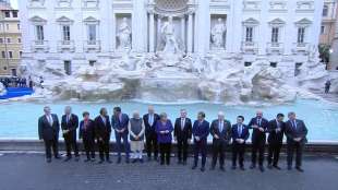 lancio della monetina nella fontana di trevi 2