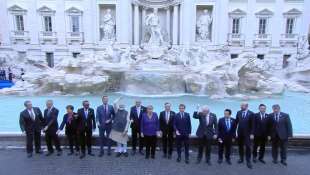 lancio della monetina nella fontana di trevi 3