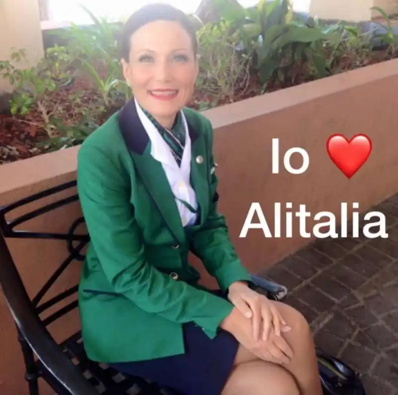 laura facchini hostess alitalia 7