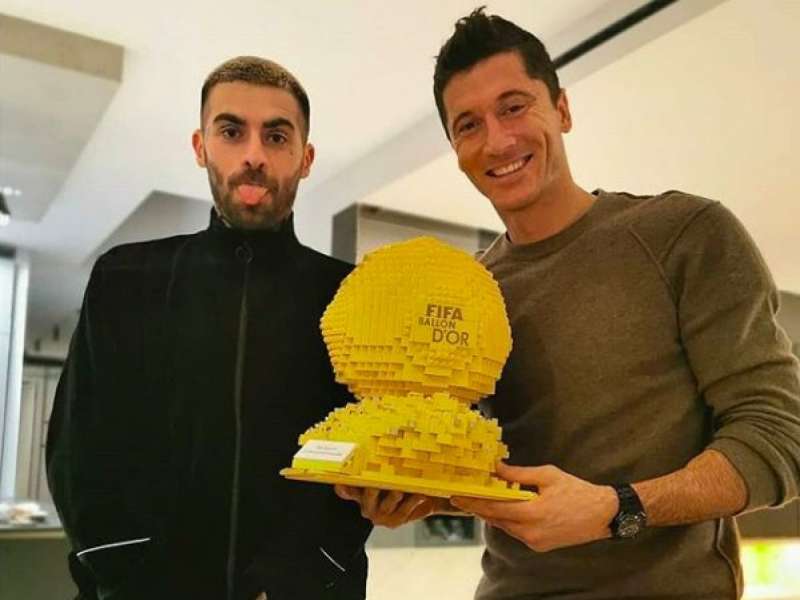 LEWANDOWSKI CON IL PALLONE DORO DI LEGO