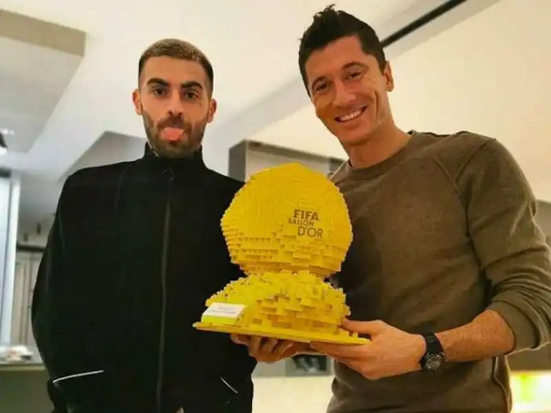 LEWANDOWSKI CON IL PALLONE DORO DI LEGO 