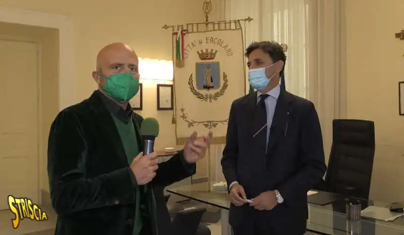 Luca Abete di striscia con il sindaco di ercolano Ciro Bonajuto