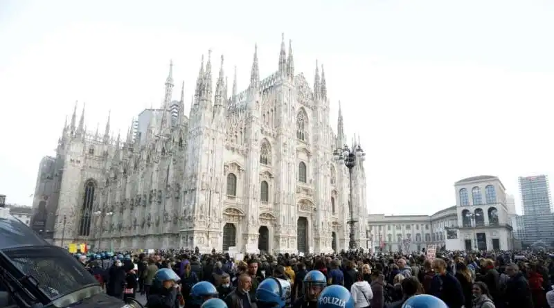 manifestazione no green pass a milano 7