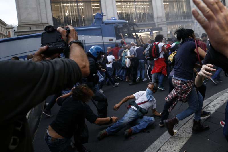 manifestazione no green pass a roma 3