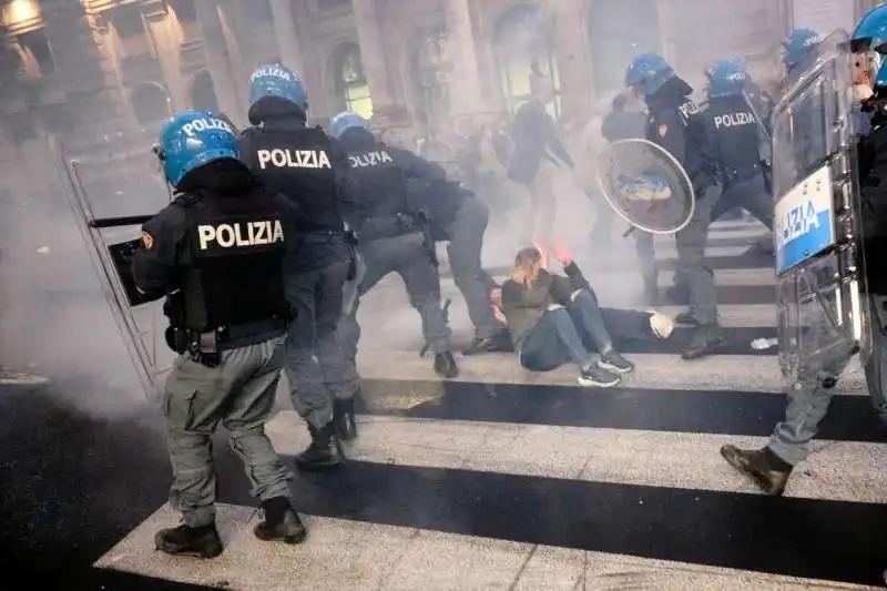 manifestazione no green pass a roma 32