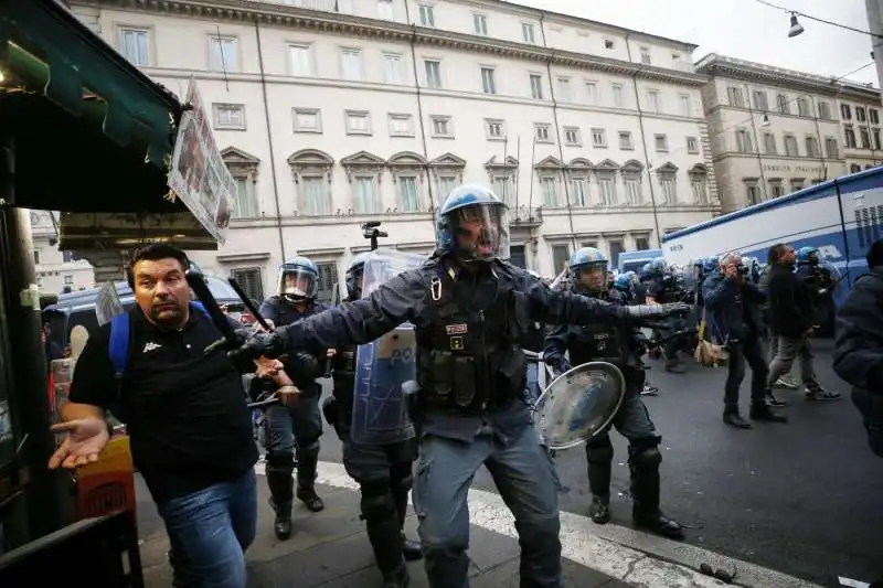 manifestazione no green pass a roma 4