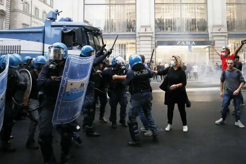 manifestazione no green pass a roma 5