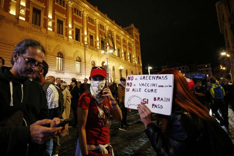 manifestazione no green pass a roma 50