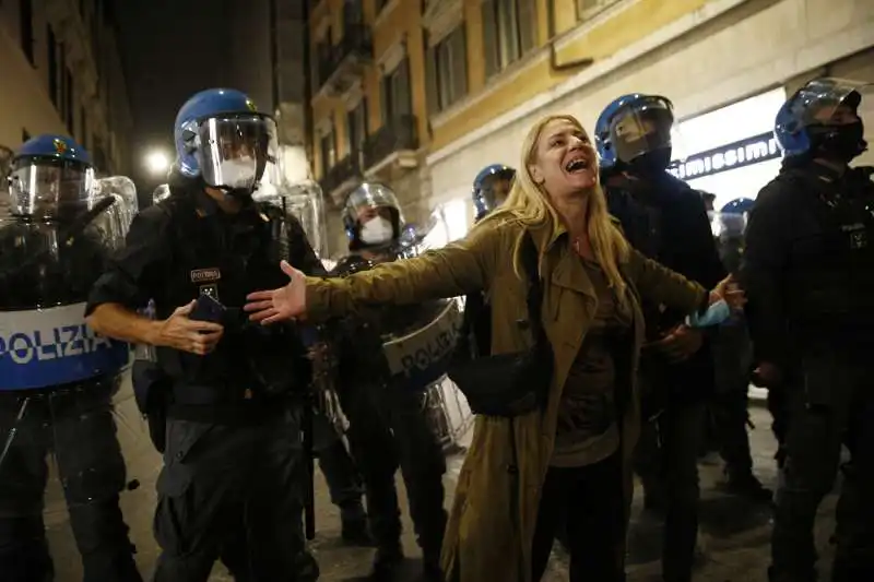 manifestazione no green pass a roma 57