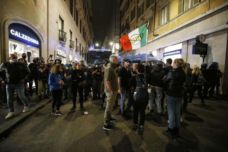 manifestazione no green pass a roma 58