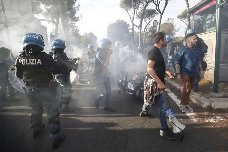 manifestazione no green pass a roma 70