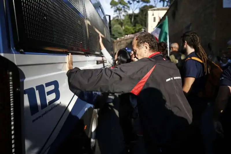 manifestazione no green pass a roma 75