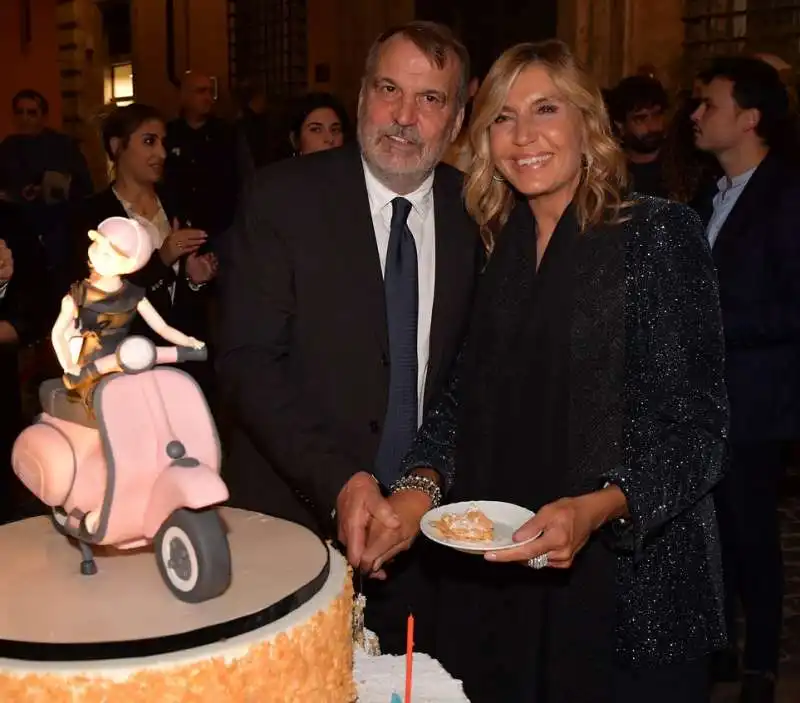 marco tardelli e myrta merlino tagliano la torta  foto di bacco