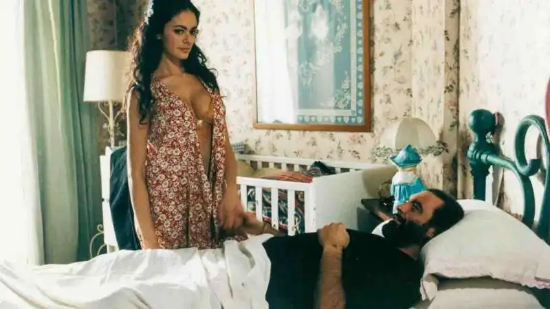 maria grazia cucinotta diego abatantuono   camere da letto 