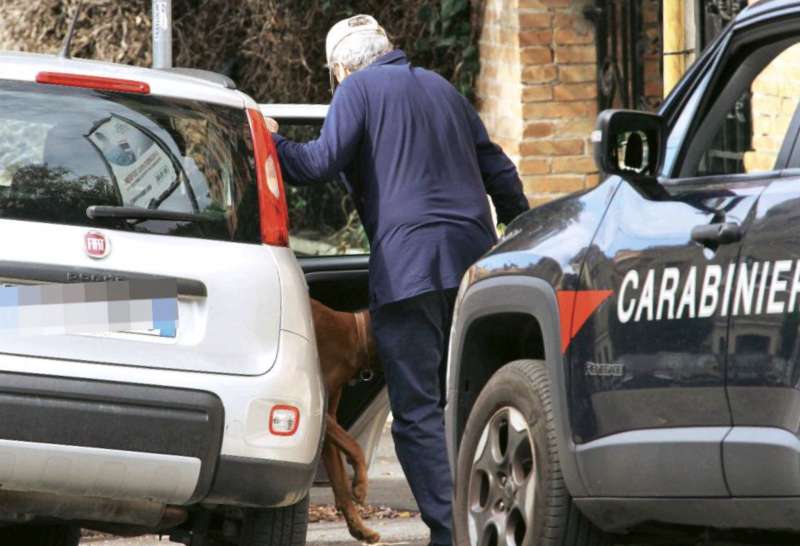 mario draghi a spasso con il cane 7