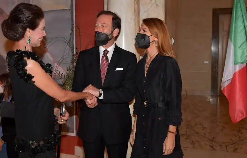 marisela federici saluta l ambasciatore viktor elbling e la moglie nuria sanz  foto di bacco