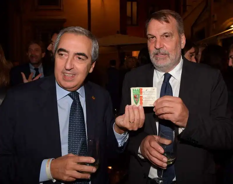 maurizio gasparri mostra a tardelli la tessera da romanista di quando era studente   foto di bacco