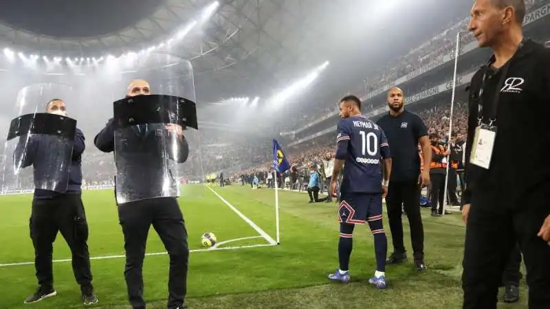 NEYMAR PROTETTO DAGLI SCUDI DELLA POLIZIA