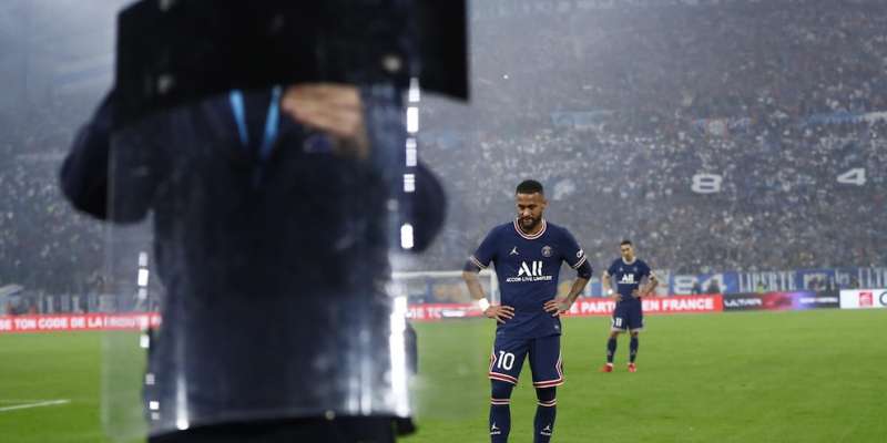 NEYMAR PROTETTO DAGLI SCUDI DELLA POLIZIA