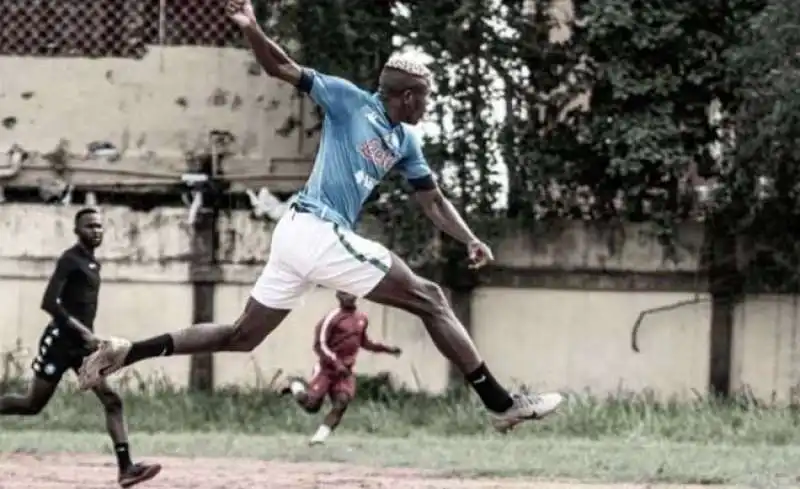 osimhen gioca una partita in nigeria con la maglia del napoli 