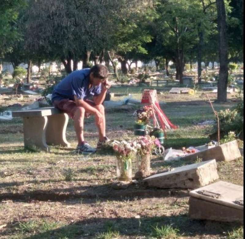 PADRE SEGUE LA PARTITA ACCANTO ALLA TOMBA DEL FIGLIO