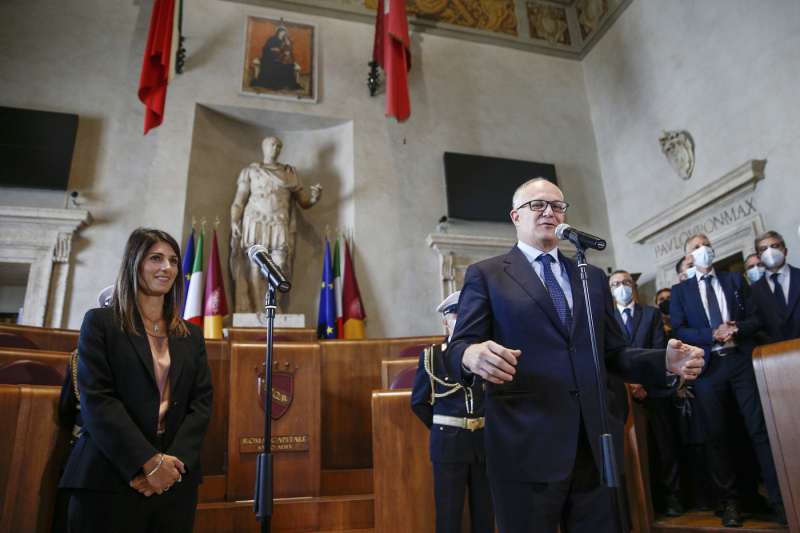 passaggio di consegne tra virginia raggi e roberto gualtieri 1