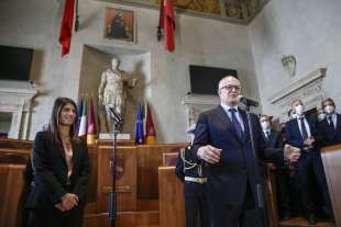 passaggio di consegne tra virginia raggi e roberto gualtieri 1