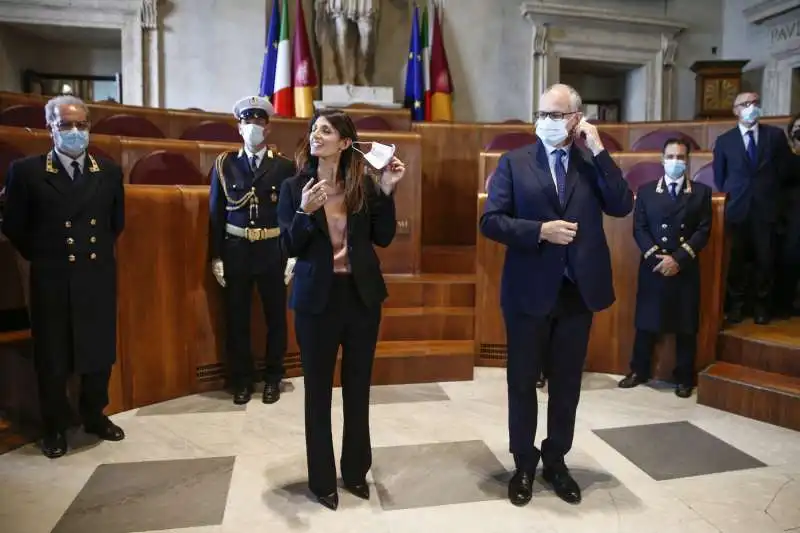 passaggio di consegne tra virginia raggi e roberto gualtieri   12