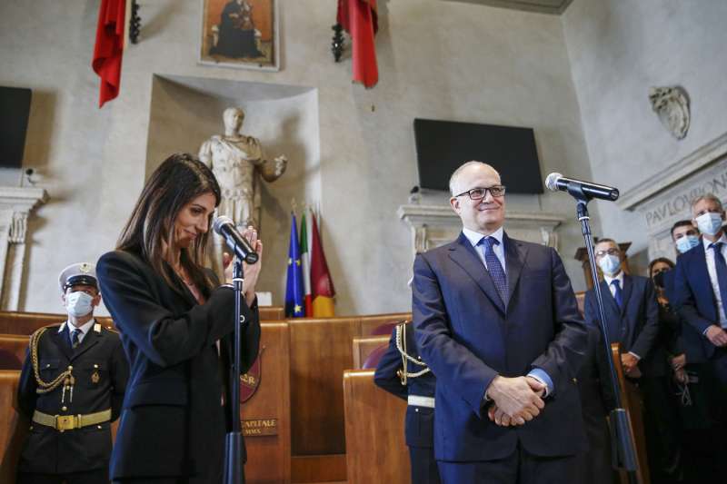 passaggio di consegne tra virginia raggi e roberto gualtieri 3