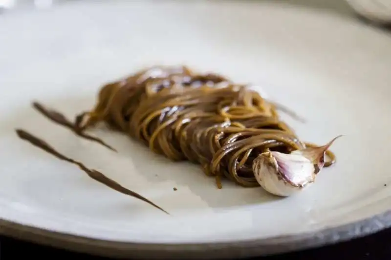 pasta con aglio nero