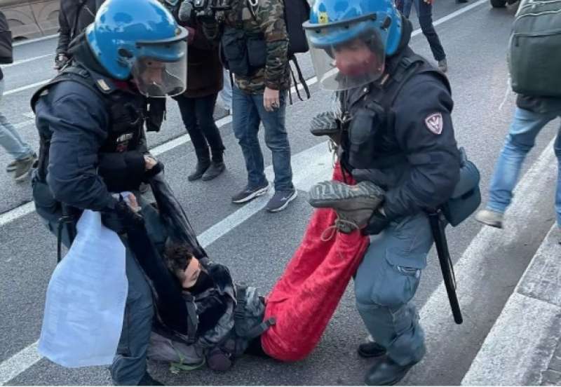 POLIZIA SGOMBERA MANIFESTAZIONE CLIMATE CAMP