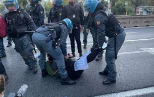 POLIZIA SGOMBERA MANIFESTAZIONE CLIMATE CAMP