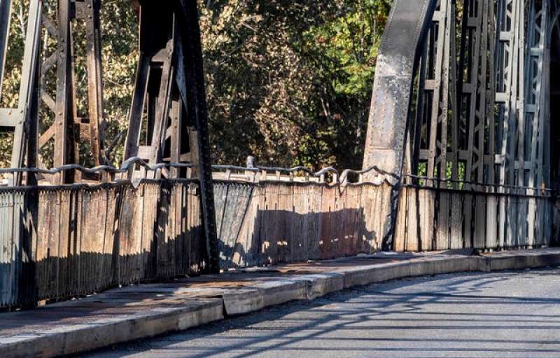 ponte di ferro a roma ostiense dopo l'incendio 2