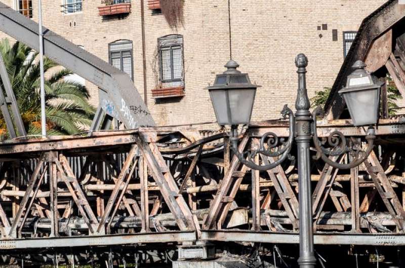 ponte di ferro a roma ostiense dopo l'incendio 5