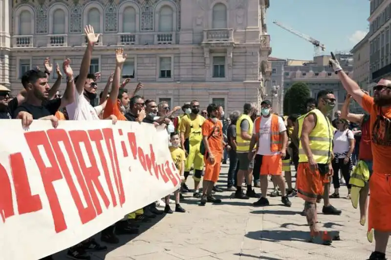 protesta dei portuali a trieste  