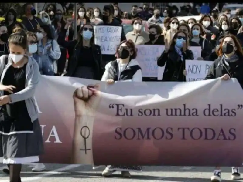 proteste contro la sentenza sui video alle donne che fanno pipi in spagna 