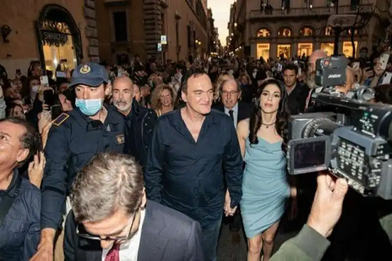 quentin tarantino con la moglie in via condotti a roma 2