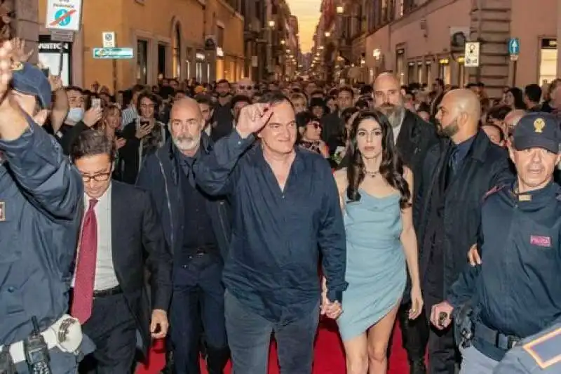 quentin tarantino con la moglie in via condotti a roma 4