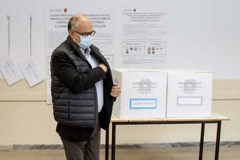 ROBERTO GUALTIERI AL SEGGIO PER IL BALLOTTAGGIO