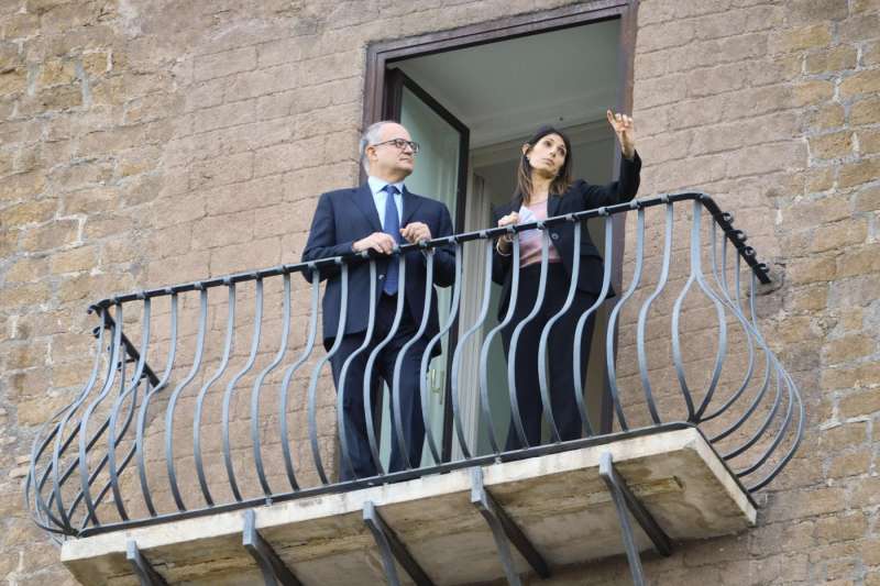 roberto gualtieri e virginia raggi sul balcone del campidoglio 3