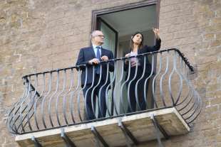 roberto gualtieri e virginia raggi sul balcone del campidoglio 3