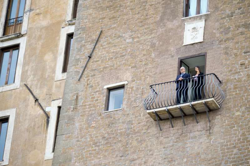 roberto gualtieri e virginia raggi sul balcone del campidoglio 4