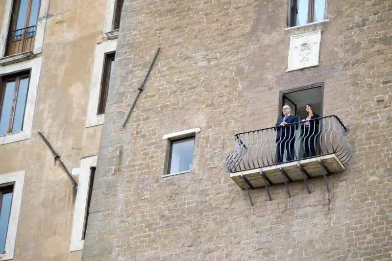 roberto gualtieri e virginia raggi sul balcone del campidoglio 4