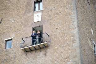 roberto gualtieri e virginia raggi sul balcone del campidoglio 5