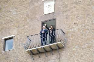 roberto gualtieri e virginia raggi sul balcone del campidoglio 6