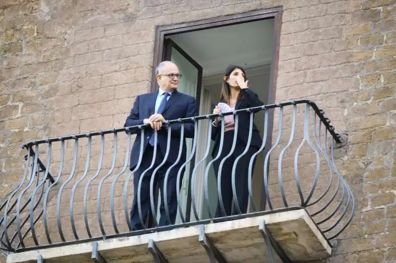 roberto gualtieri e virginia raggi sul balcone del campidoglio 7