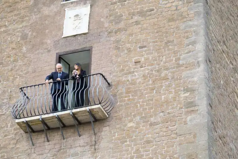 roberto gualtieri e virginia raggi sul balcone del campidoglio 8