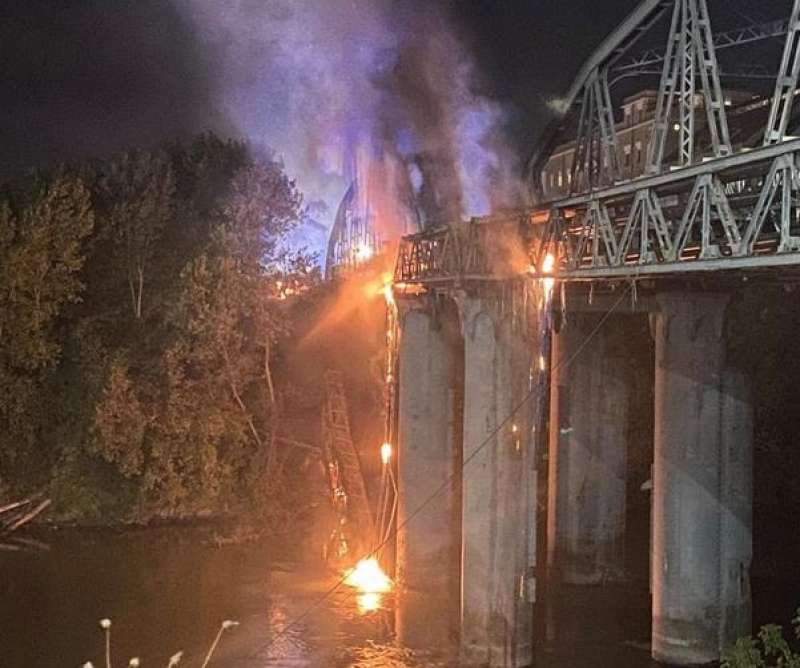 roma incendio al ponte di ferro